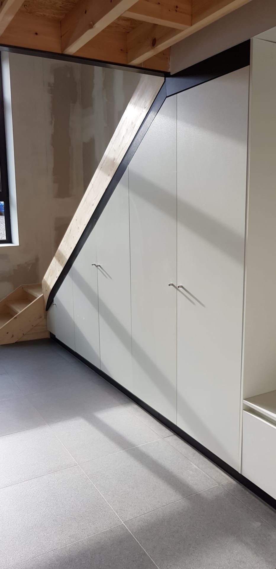 Binnendeuren, trappen, tussenvloeren en meubilair kleuterschool Waanrode - Vrago Interieur